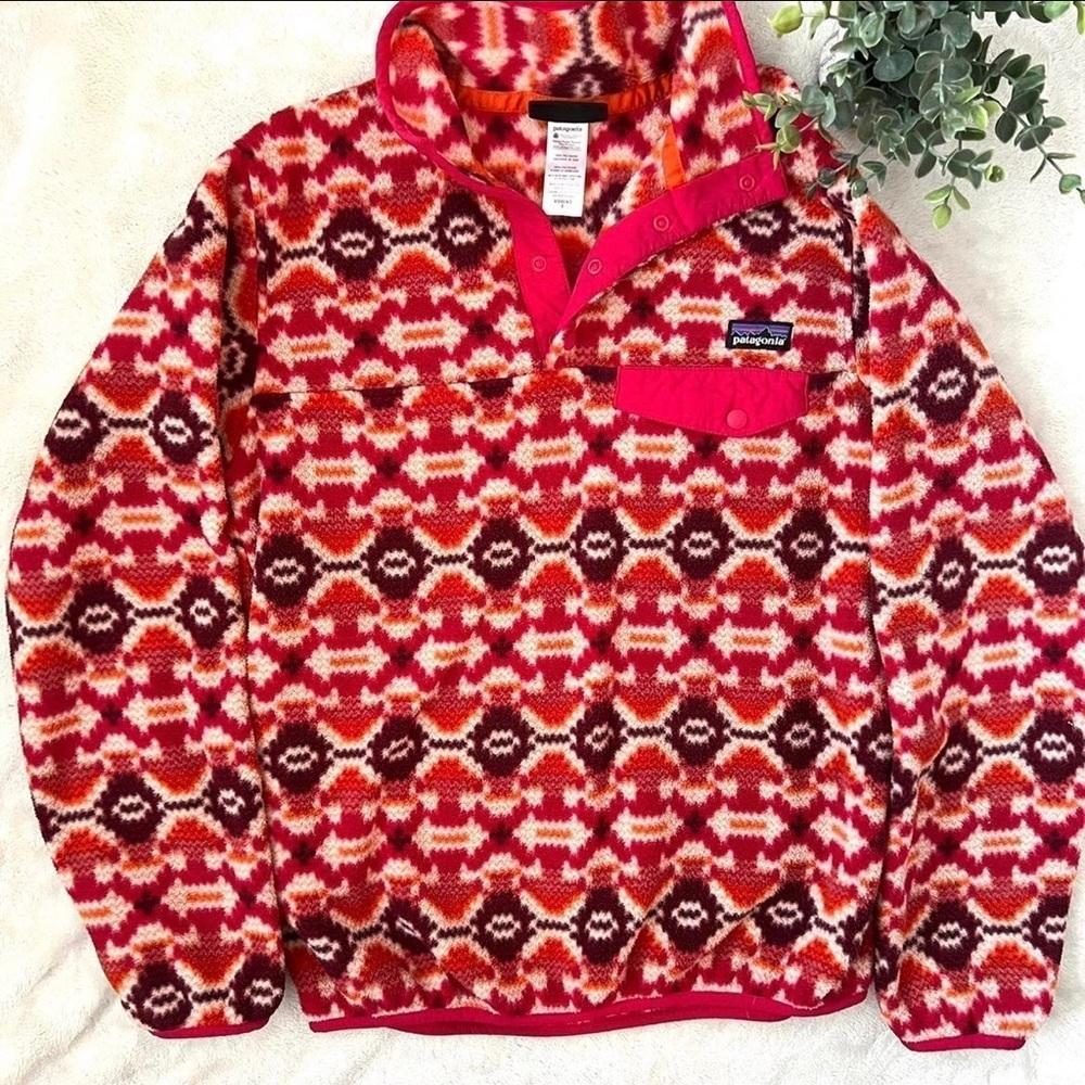 Patagonia lightweight synchilla snap-t pullover sweater in Aberdeen Berry